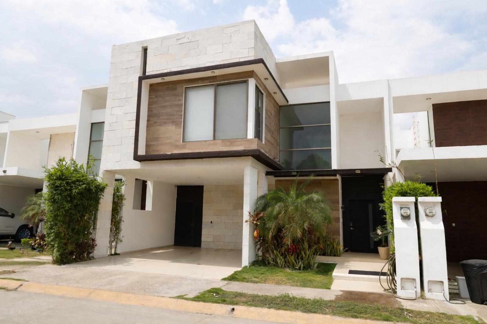 Fachada de piedra y madera de la Casa 7, Real Campestre Cluster 12, Villahermosa